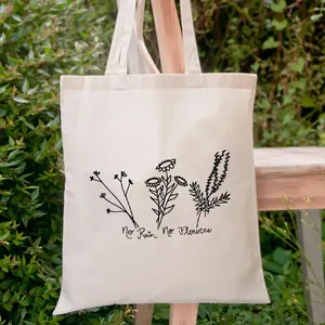 Milieuvriendelijke beige canvas draagtas met zwarte 'No Rain No Flowers' bloemenprint