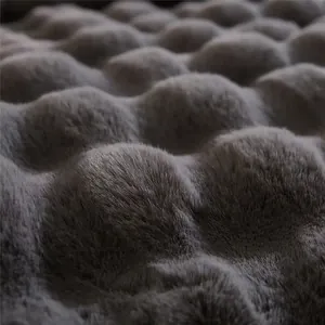 Détail macro d'une couverture douce et épaisse en fausse fourrure grise avec texture 3D