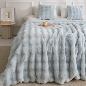 Détail d'une couverture douce en fausse fourrure de lapin bleu clair à bulles