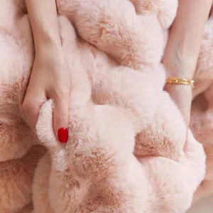 Gros plan sur la texture douce d'une couverture rose épaisse en fausse fourrure