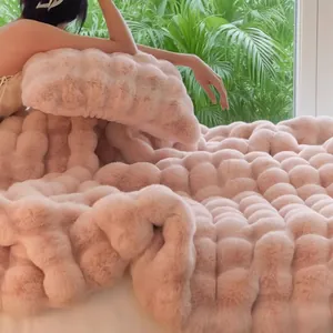 Gros plan sur une couverture rose en fausse fourrure de lapin à texture bulles