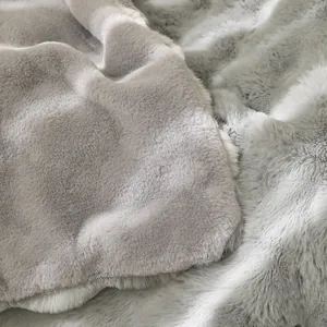 Texture macro détaillée d'une couverture en peluche gris doux en fausse fourrure