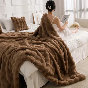 Couverture luxueuse épaisse en fausse fourrure de lapin marron dans une chambre douillette