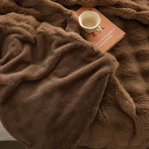 Vue détaillée d'une couverture luxueuse en fausse fourrure de lapin marron dans un décor cosy.