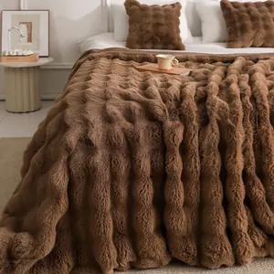 Couverture luxueuse en fausse fourrure de Toscane marron avec texture à bulles.