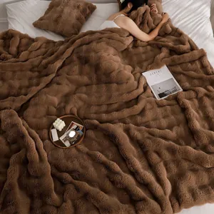Détail d'une couverture épaisse en fausse fourrure de lapin marron texture douce
