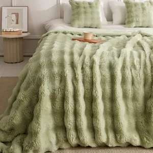Détail d'une couverture moelleuse en fausse fourrure vert sauge à texture bulle