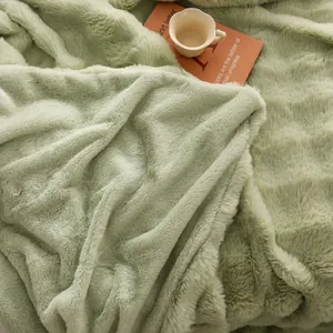 Détail de la texture d'une couverture douce en fausse fourrure de lapin vert clair