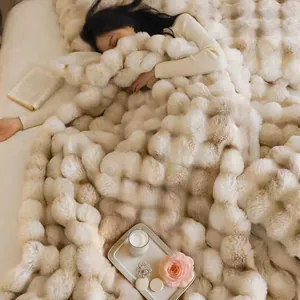 Couverture bulle épaisse en fausse fourrure de lapin dans une chambre chaleureuse