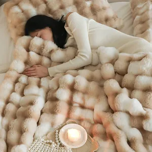Vue détaillée de la couverture épaisse en fausse fourrure de lapin avec texture à bulles