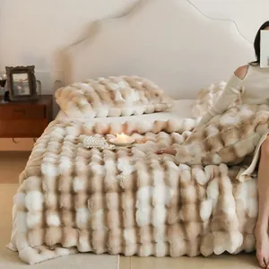 Détail d'une couverture épaisse en fausse fourrure avec texture à bulles douce pour le lit