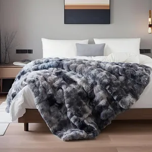 Couverture de luxe en fausse fourrure de Toscane avec motif bulles texturé disposée sur un lit