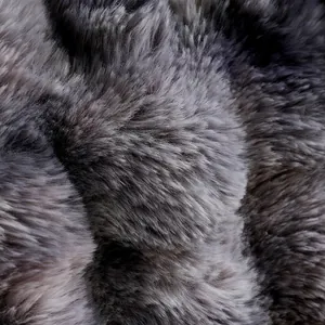 Détail macro en gros plan de la texture douce de la couverture en fausse fourrure grise