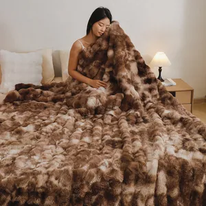 Couverture en fausse fourrure de lapin épaisse dans une chambre chaleureuse et cosy