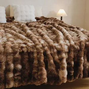 Couverture épaisse en fausse fourrure de lapin avec texture rayée douce sur le lit