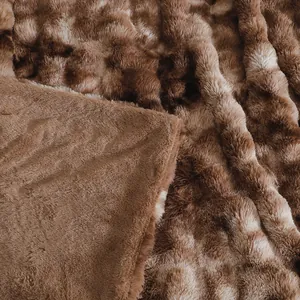 Détail macro d'une couverture en fausse fourrure de lapin marron avec texture pelucheuse