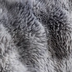 Détail macro d'une couverture en fausse fourrure grise douce à texture épaisse