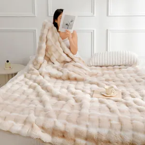 Gros plan sur la couverture épaisse en fausse fourrure de lapin texture bulle douce