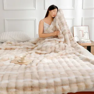 Gros plan détaillé de la texture douce en bulles de cette couverture en peluche