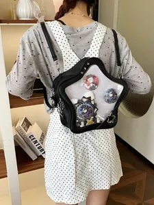 Schwarzer sternförmiger transparenter Ita-Rucksack, von einem Model getragen, mit Pins.