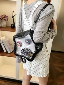 Rückansicht einer sternförmigen schwarzen Ita-Bag mit transparentem Fenster am Modell