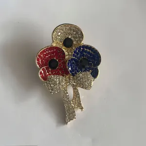 Gros plan détaillé d'une broche coquelicot en strass multicolores avec noeud doré
