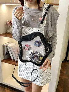 Schwarze sternförmige Itabag mit klarem Fenster zum Ausstellen von Pins, von Model getragen