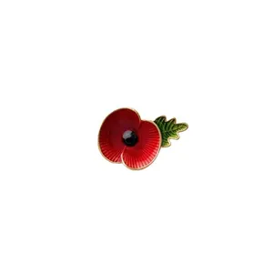 Broche élégante en émail de fleur de coquelicot rouge avec feuille verte sur fond blanc.
