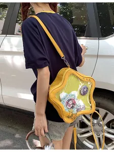 Detail eines gelben sternförmigen Ita-Bags mit Sichtfenster für Anime-Anstecker