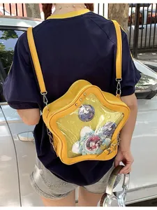 Rückansicht einer gelben sternförmigen Ita-Tasche mit transparentem Sichtfenster für Badges