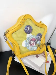 Detail einer gelben sternförmigen Ita-Tasche mit Klarsichtfenster für Anime-Buttons.