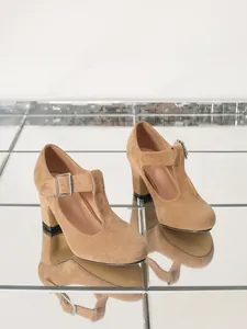 Décolleté Mary Jane con cinturino a T in pelle scamosciata cammello con tacco a blocco