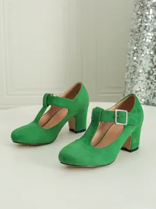 Primo piano di scarpe Mary Jane in pelle scamosciata verde con cinturino a T e tacco