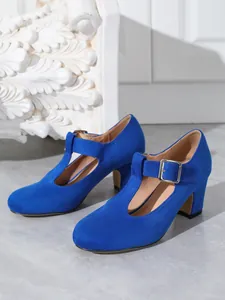 Dettaglio di scarpe Mary Jane blu in velluto con cinturino a T e comodo tacco largo retrò