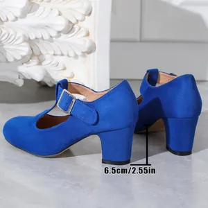 Dettaglio ravvicinato del tacco a blocco da 6,5 cm su scarpe Mary Jane in pelle scamosciata blu