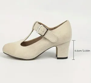 Dettaglio del tacco a blocco da 6,5 cm sulle décolleté Mary Jane beige con cinturino.