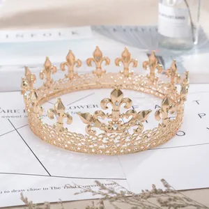 Vista dettagliata di una corona da sposa barocca dorata con motivi di giglio e cristalli