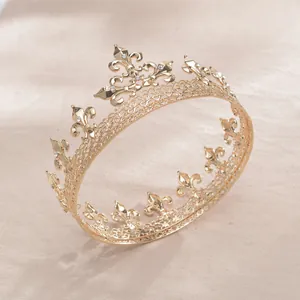 Dettaglio di un'elegante corona da sposa barocca dorata con cristalli lucenti