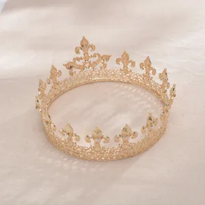 Dettaglio di una corona nuziale barocca dorata con gigli e gemme di cristallo lucenti
