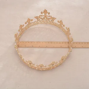 Dettaglio misura di una maestosa corona da sposa barocca dorata con diametro 18 cm