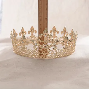 Misurazione dell'altezza di una corona da sposa barocca dorata con un righello di legno