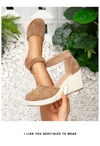 Vue détaillée de sandales compensées espadrilles en daim marron pour femme avec corde