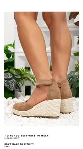 Détail de sandales compensées à bout fermé pour femmes avec plateforme en corde