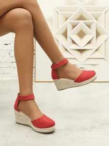 Détails de sandales compensées rouges pour femmes avec bride à boucle et semelle en corde