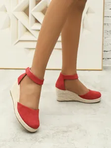 Sandales compensées rouges à bout fermé avec plateforme en jute et bride de cheville
