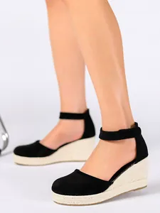 Vue détaillée des sandales compensées noires pour femmes avec semelle en espadrille.