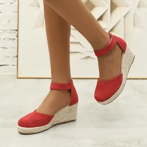 Espadrilles compensées rouges à bout fermé avec bride cheville réglable chic