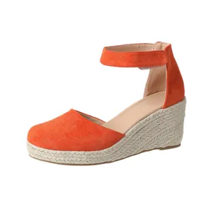 Sandales à talons compensés orange avec bout fermé, semelle espadrille et bride cheville