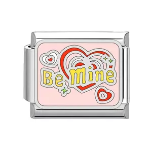 Vue macro d'un charm italien rose pour bracelet avec texte Be Mine et cœurs