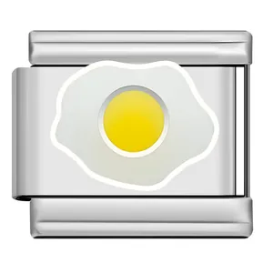 Dettaglio di una maglia charm italiana con design a uovo fritto su base argentata.